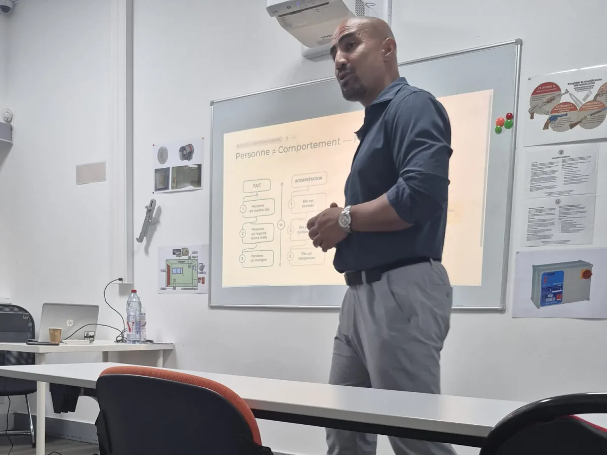 Candidat présentant un module d'analyse comportementale devant le jury, lors de l'examen de formateur APS