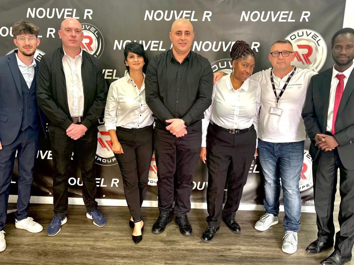Groupe d'apprenants devant le kakémono Nouvel R à l'issue de la formation Opérateur de Vidéo Protection