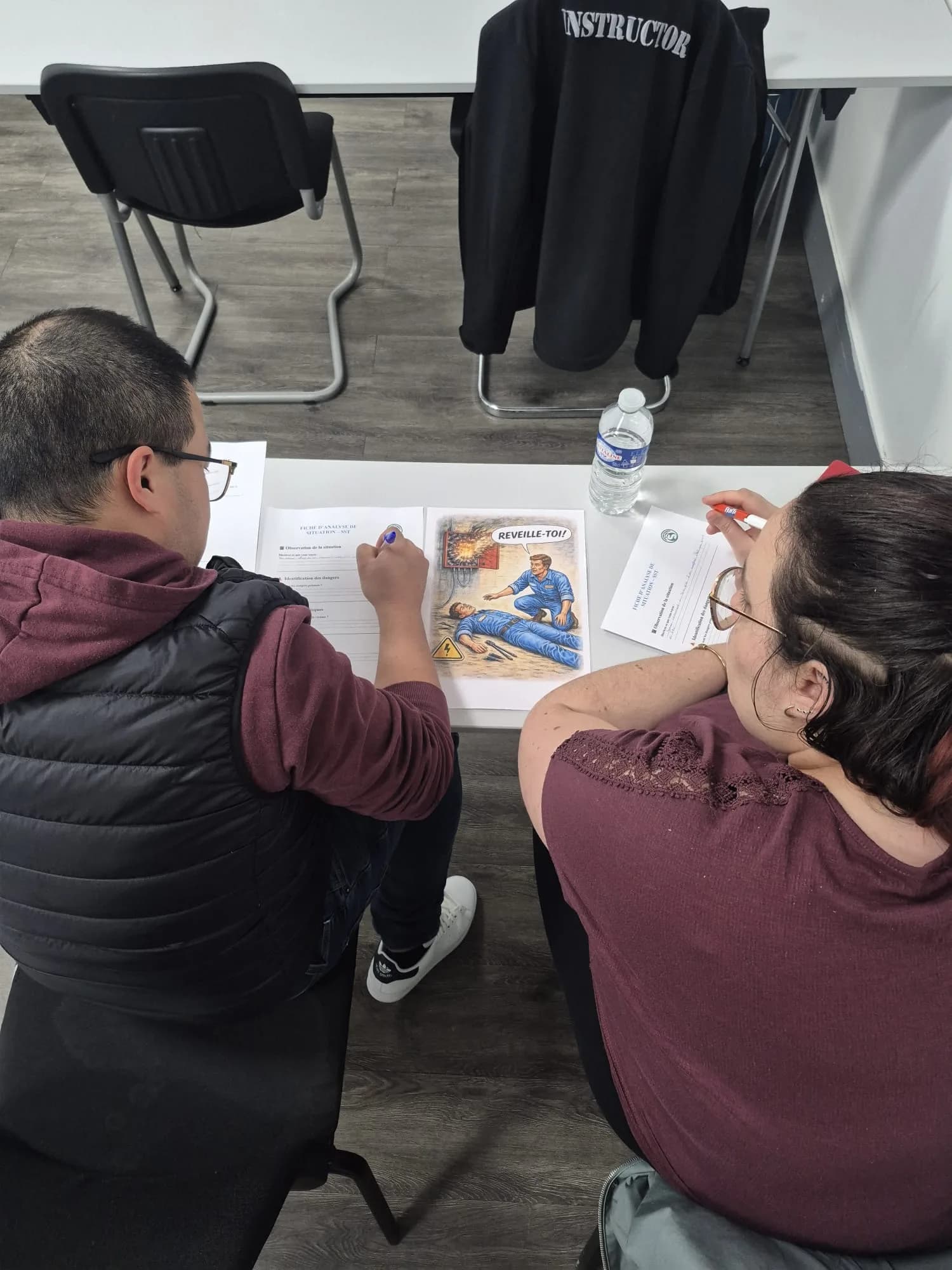 Stagiaires SST penchés sur l'étude d'une situation d'accident