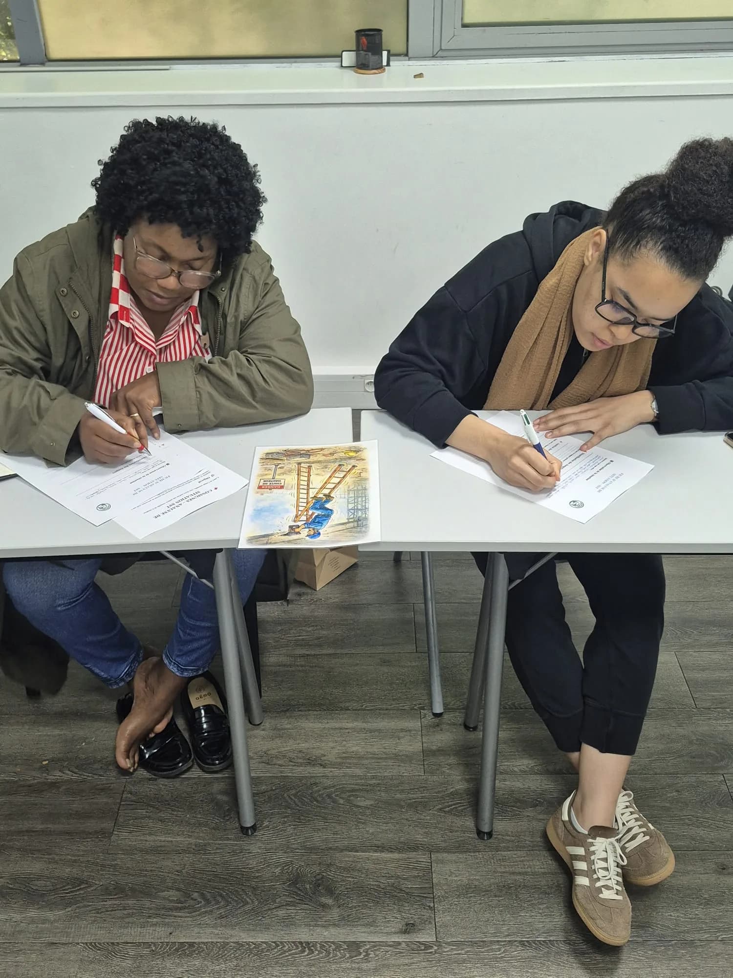 Deux stagiaires remplissent leur évaluation écrite en fin de session SST