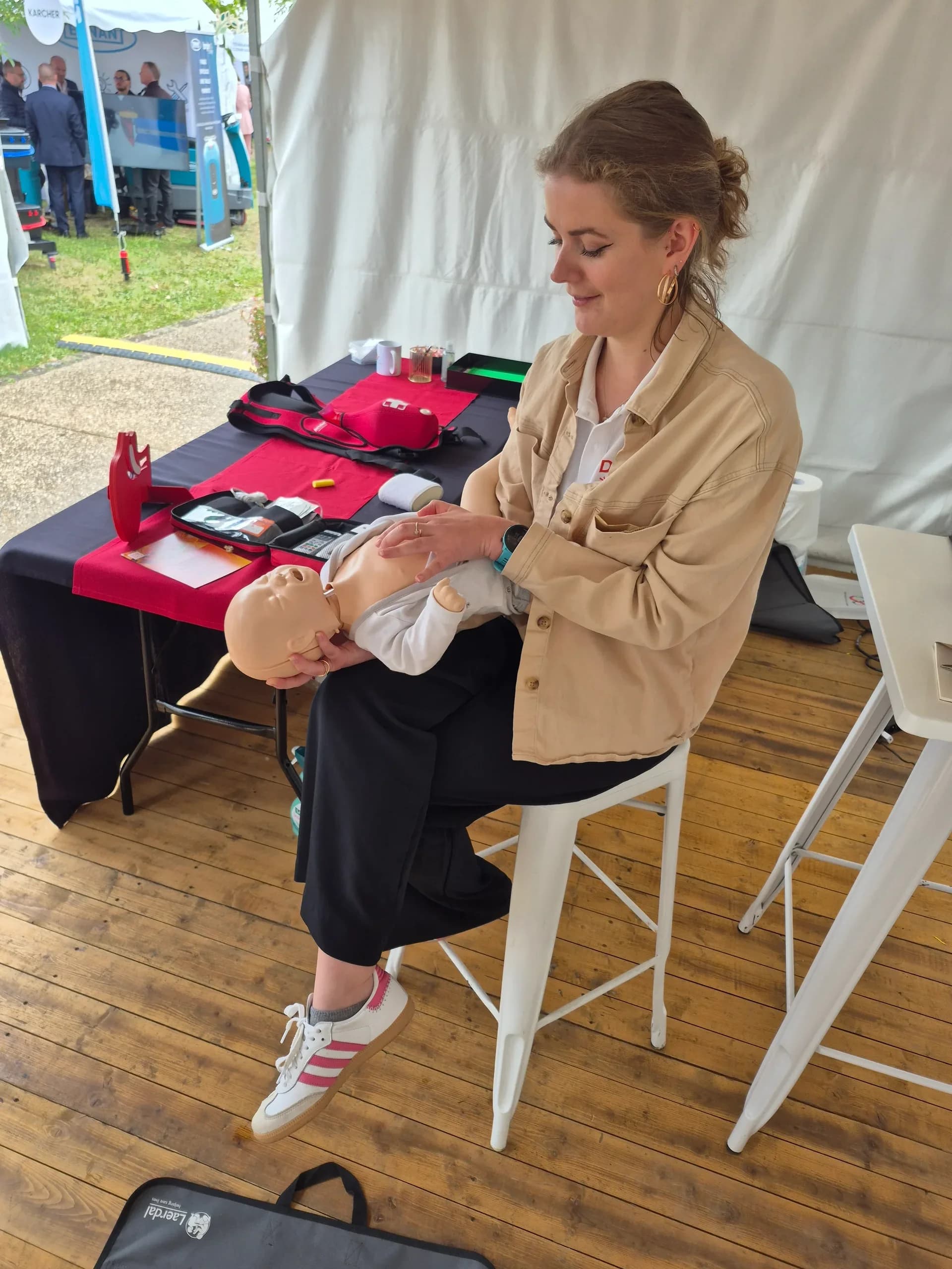 Participante pratiquant un geste de secours sur un mannequin nourrisson